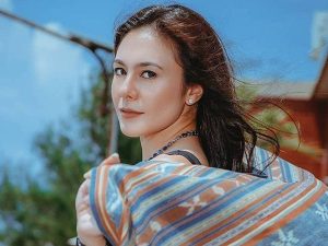 Cekricek.id: Tak disangka, Wulan Guritno ternyata pernah bekerja sebagai seorang penari klab malam, ia akui tak pernah risih.