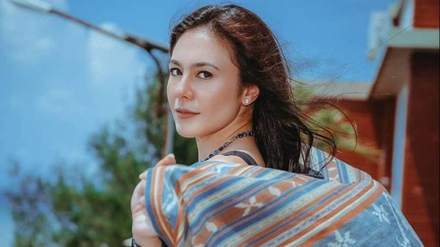 Cekricek.id: Tak disangka, Wulan Guritno ternyata pernah bekerja sebagai seorang penari klab malam, ia akui tak pernah risih.