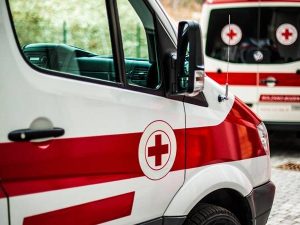 Cekricek.id: Sopir ambulans ini bagikan kejadian ketika sebuah mobil tak mau berikan jalan pada mobil ambulans yang sedang bertugas.