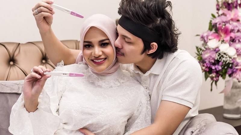Cekricek.id: Atta Halilintar bagikan screen shot foto bersama mertua dan orang tua, warganet focus perhatikan Krisdayanti