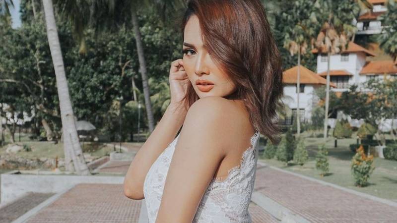 Cekricek.id: Karena tak lagi dinafkahi oleh sang suami, Intan Ratna Juwita memilih untuk berjualan es kelapa pinggir jalan.