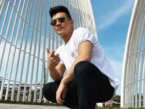 Cekricek.id: Buat Denny Sumargo bingung, ini pria kaya yang batal menikah hingga dijuluki ‘Pria yang dikejar seribu wanita’.