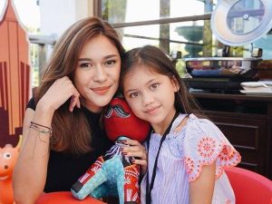 Cekricek.id: Nana Mirdad luapkan kemarahan ketika ketahui anaknya justru dicium oleh sosok asing yang tak lain adalah penggemarnya.
