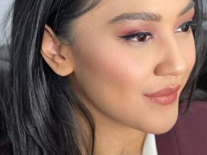 Cekricek.id: Putri Tanjung mengaku malu hanya memiliki uang sebesar Ro 1,5 milyar di ATM milinya. Ini kata netizen.
