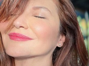 Cekricek.id: Unggah foto selfie dan tulis sebuah nasihat biijak, Tamara Bleszynski justru disebut sengaja pamer oleh netizen.