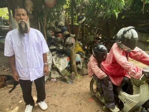 Koleksi Helm Bekas Kecelakaan