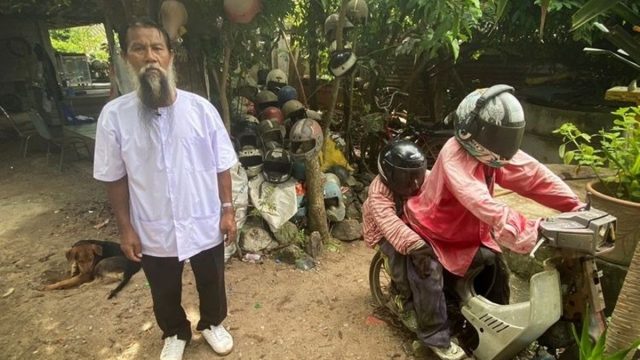 Koleksi Helm Bekas Kecelakaan
