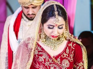 Cekricek.id - Seorang pengantin pria di India akhirnya menikahi saudara dari calon istrinya setelah terjadi insiden yang mengakibatkan calon istrinya meninggal pada hari pernihan.