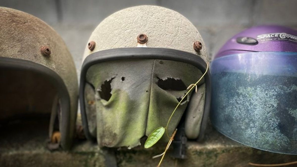 Koleksi Helm Bekas Kecelakaan