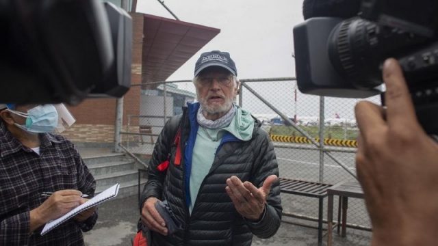 Arthur Muir, seorang mantan pengacara berusia 75 tahun dari Chicago baru-baru ini menjadi orang Amerika tertua yang pernah menaklukkan Everest, puncak gunung tertinggi di dunia.