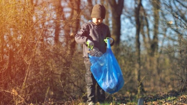 Pria India Ini Rela Berdiri Siang Malam di Jembatan Biar Orang Tidak Buang Sampah