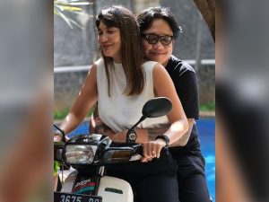 Cekricek.id - Foto Gofar Hilman Peluk Luna Maya