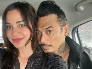 Foto Nora Alexandra bersama Jerinx yang baru bebas dari penjara.