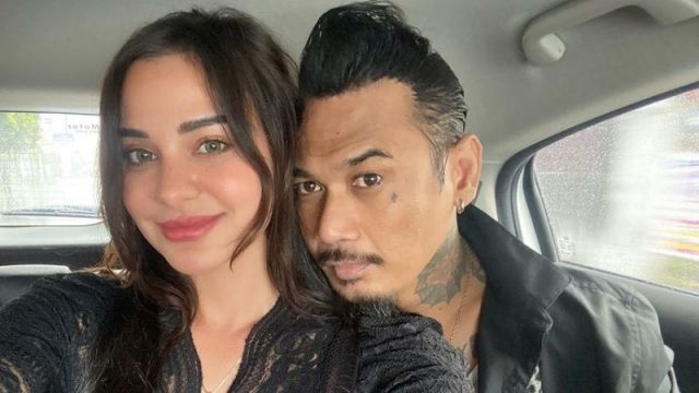 Foto Nora Alexandra bersama Jerinx yang baru bebas dari penjara.