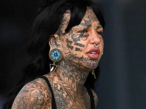 Gadis Naga Amber Luke dengan tato di sekujur tubuh