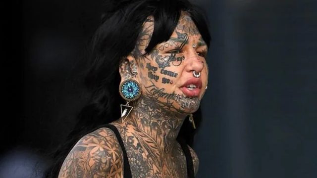 Gadis Naga Amber Luke dengan tato di sekujur tubuh