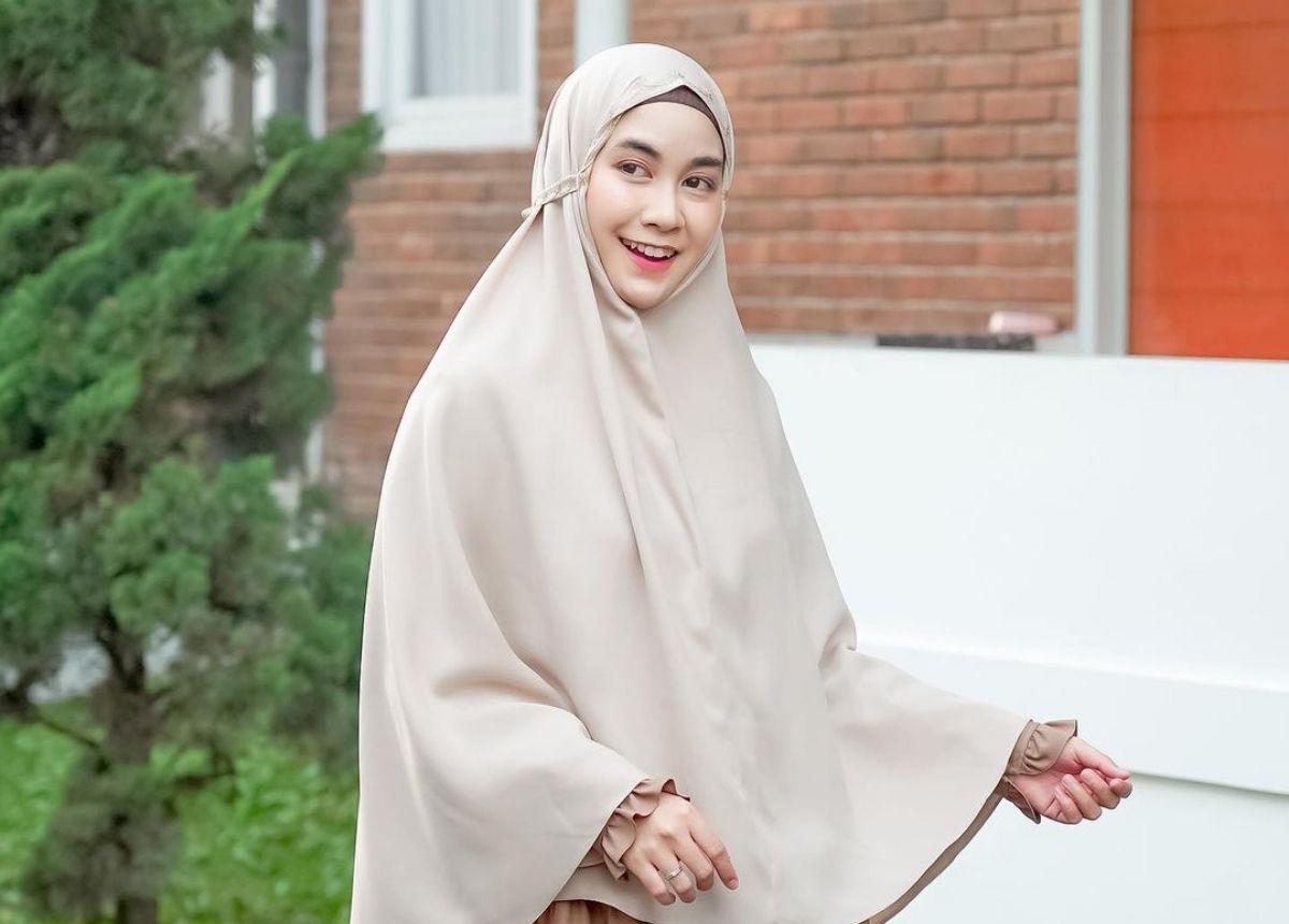 - Artis berhijab