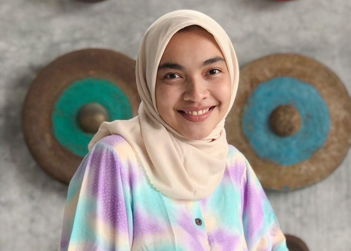 - Artis berhijab