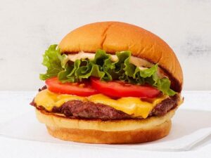 Seorang wanita dibuat terkejut lantaran menggigit jari manusia di dalam sebuah burger daging sapi