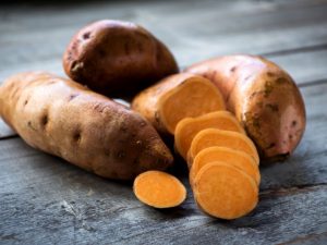 Ubi jalar ternyata kaya manfaat. Kandungan nutrisinya mampu mengurangi risiko berbagai penyakit. Kandungan nutrisinya sangat banyak manfaat. [Canva]