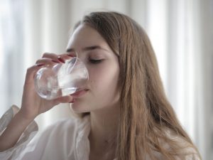 Minum air hangat memiliki banyak manfaat untuk kesehatan tubuh. Air hangat dipercaya dapat melancarkan pencernaan, tidak hanya itu air hangat dipercaya mampu mengatasi pegal pada tubuh.