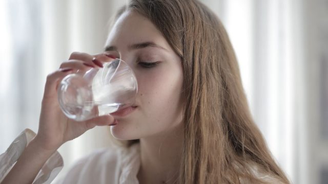 Minum air hangat memiliki banyak manfaat untuk kesehatan tubuh. Air hangat dipercaya dapat melancarkan pencernaan, tidak hanya itu air hangat dipercaya mampu mengatasi pegal pada tubuh.