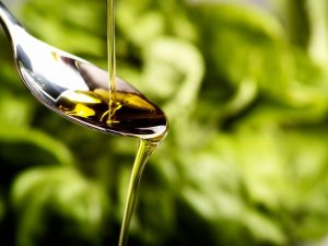 Minyak zaitun kaya akan nutrisi macronutrien, asam lemak, dan vitamin. Sering digunakan untuk memasak dan bahan kecantikan, namun ternyata baik juga lho untuk kesehatan.