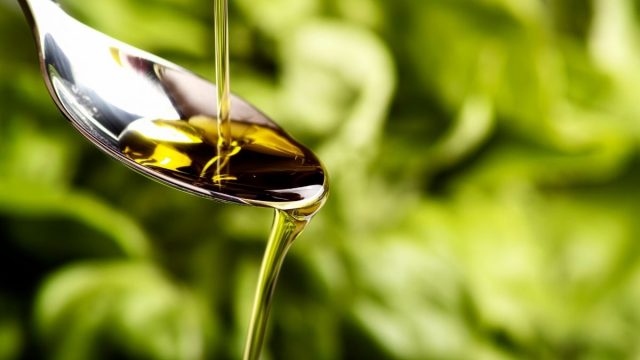 Minyak zaitun kaya akan nutrisi macronutrien, asam lemak, dan vitamin. Sering digunakan untuk memasak dan bahan kecantikan, namun ternyata baik juga lho untuk kesehatan.