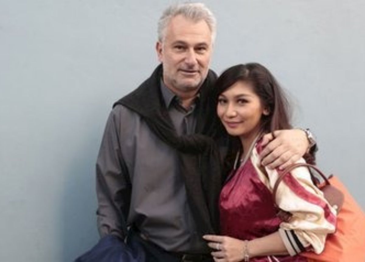 Berita artis, selebriti, dan gosip terbaru hari ini: Sederet pasangan artis ini menikah beda usia, bahkan ada yang terpaut umur 45 tahun. Tapi mereka tetap harmonis.