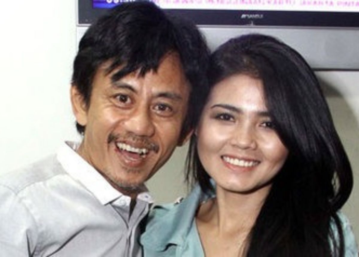 Berita artis, selebriti, dan gosip terbaru hari ini: Sederet pasangan artis ini menikah beda usia, bahkan ada yang terpaut umur 45 tahun. Tapi mereka tetap harmonis.
