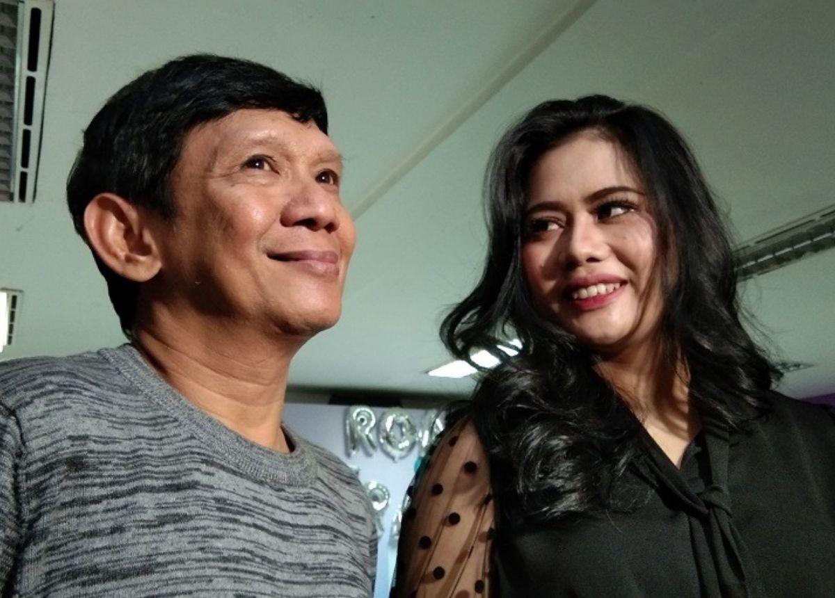 Berita artis, selebriti, dan gosip terbaru hari ini: Sederet pasangan artis ini menikah beda usia, bahkan ada yang terpaut umur 45 tahun. Tapi mereka tetap harmonis.