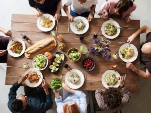 Berita terbaru hari ini: Ada Beberapa Kebiasaan Makan Orang Luar Negeri yang Berbeda dengan Indonesia dan hal itu dianggap tidak sopan.