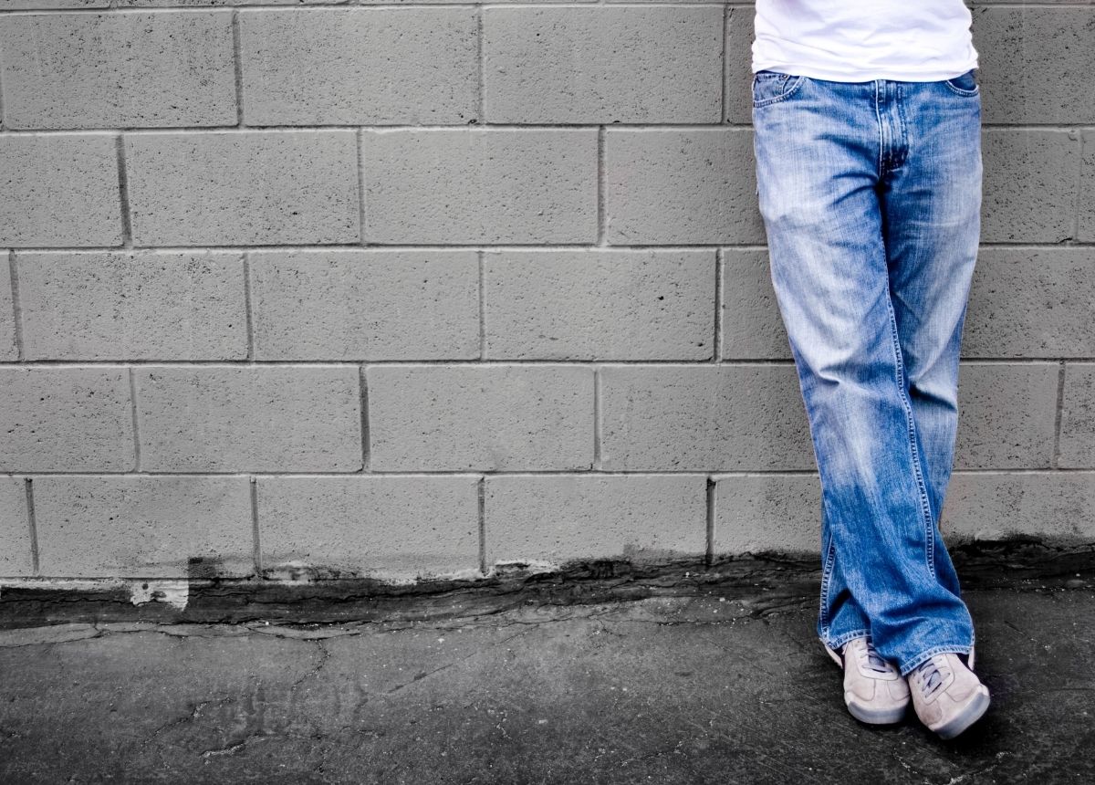 jeans berwarna biru