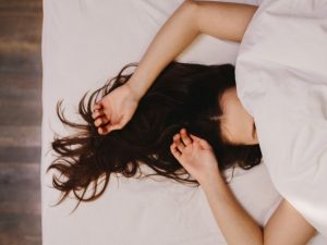 Tidak Lepas Ikat Rambut Saat Tidur Ternyata Bahaya