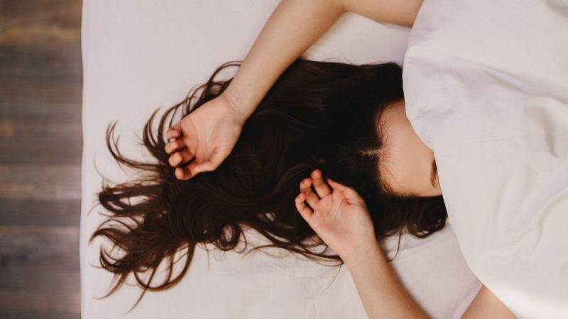 Tidak Lepas Ikat Rambut Saat Tidur Ternyata Bahaya