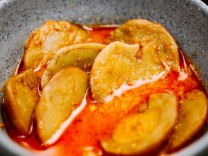 Banyak orang menyukai jengkol tapi mengelak untuk memakannya karena baunya. Nah kamu bisa menggunakan cara ini untuk menghilangkan bau jengkol sebelum dimasak.