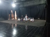 Proses latihan Teater Balai untuk tampil di Gelar Karya Budaya. Mereka akan pentas di Gedung Teater ISI Padangpanjang pada Pukul 16.00 WIB. Balai akan membawakan naskah Ibu Suri karya Wisran Hadi. (Foto: Dok. LBK)
