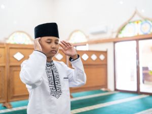 Batasan Mengangkat Kedua Tangan Ketika Takbiratul-Ihram