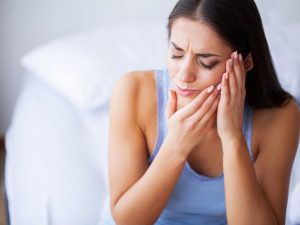 Berita terbaru hari ini: cara mengatasi gigi ngilu dengan menggunakan bahan alami seperti garam, daun jambu, hingga bawang putih.
