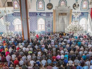 Hukum Perempuan Shalat Berjamaah ke Masjid