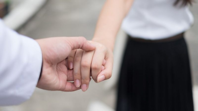 5 Hal yang Membuat Perempuan Beruntung Memiliki Hubungan dengan Anak Sulung Pria