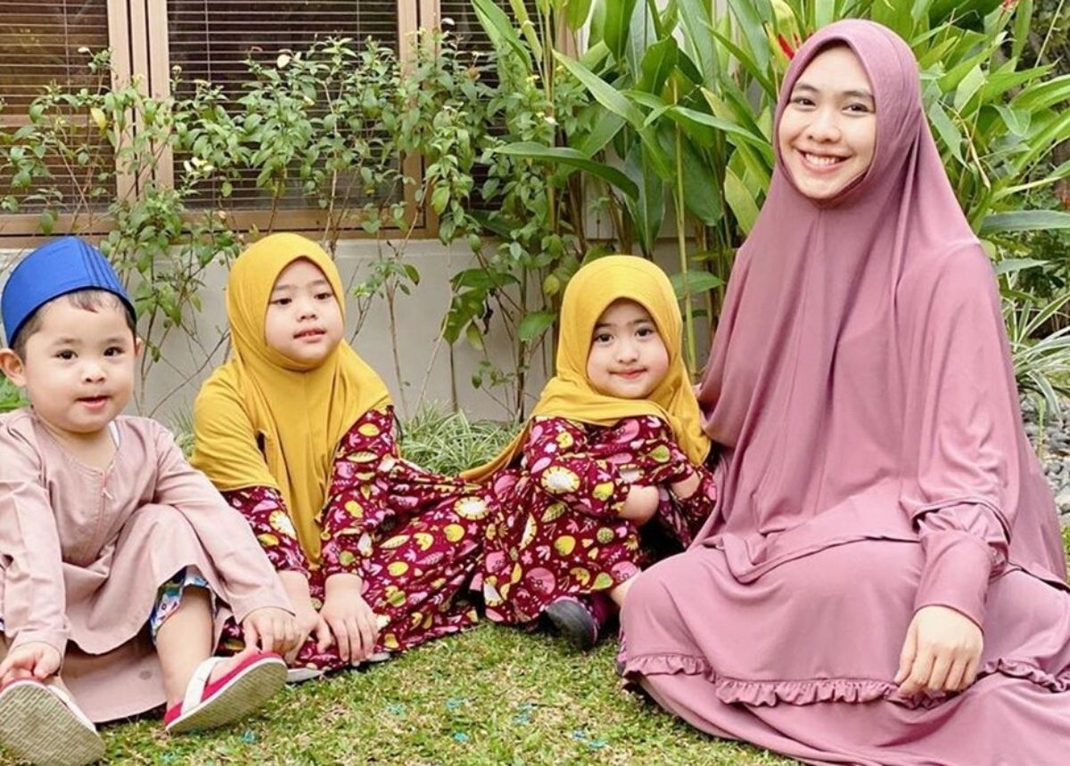 Oki Setiana Dewi - Berita artis, selebriti, dan gosip terbaru hari ini: 5 artis ini memutuskan mundur dari dunia hiburan dan menjadi ustazah dan fokus berdakwah.