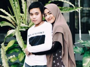 Tengku Omar Atalla - Berita artis, selebriti, dan gosip terbaru hari ini: pasangan artis ini memiliki anak berkebutuhan khusus, tapi mereka memiliki keteguhan hati dalam merawatnya.