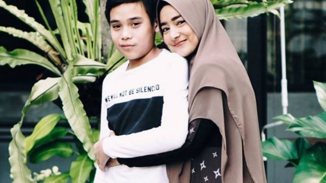 Tengku Omar Atalla - Berita artis, selebriti, dan gosip terbaru hari ini: pasangan artis ini memiliki anak berkebutuhan khusus, tapi mereka memiliki keteguhan hati dalam merawatnya.