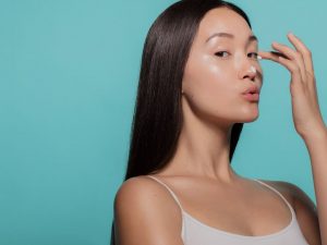 Sembarangan memilih skincare bisa berdampak buruk bagi wajah. Nah, beberapa jenis skincare ini bisa membuat pori-pori membesar.