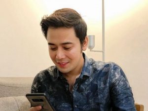 Berita artis, selebriti, dan gosip terbaru hari ini: Kriss Hatta mengungkapkan kembali memeluk agama Kristen setelah sebelumnya sempat memeluk Islam.