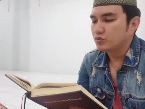 Berita artis : Selain untuk beli popok anak, alasan Aldi Taher mau bertinju dengan Vicky adalah menyemangati penderita kanker.