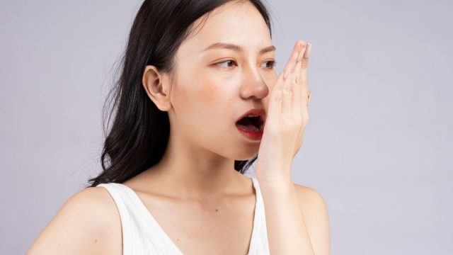 Ini Penyebabnya Mulut Mengeluarkan Bau Tak Sedap