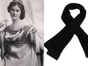 Angela Isadora Duncan, penari kelahiran Amerika Serikat tewas dengan sebab syal yang digunakannya.