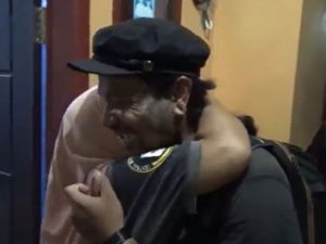 Romadoni Efendy, 32, terbang jauh dari Austria ke Indonesia. Ia bertemu Ibu Kadungnya di Kabupaten Jember setelah terpisah selama 30 tahun.